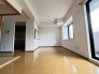 大きな開口部から明るい光が差し込むリビング。日中の室内の明るさがこの部屋の魅力です。
