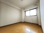 今からここを誰のお部屋にしようか、そんな洋室。大きさは5.1帖です。
