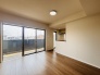 大きな開口部から明るい光が差し込むリビング。日中の室内の明るさがこの部屋の魅力です。
