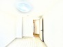今からここを誰のお部屋にしようか、そんな洋室。大きさは6帖です。
