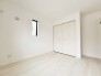 今からここを誰のお部屋にしようか、そんな洋室。大きさは5.25帖です。
