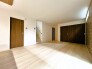 アクセントクロスを使用したオシャレなリビング。温かみのある木目調が、優しく空間を包みます
