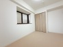 今からここを誰のお部屋にしようか、そんな洋室。大きさは4.9帖です。
