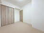 今からここを誰のお部屋にしようか、そんな洋室。大きさは4.9帖です。
