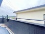南側のお部屋から出入りできる、奥行きのあるワイドバルコニー。心地よい陽射しと暖かな風を楽しむことが出来ます。
