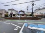 6m幅員の道路に面しておりお車の運転が苦手な方でも安心して出入りいただけます。
