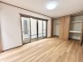 大きな開口部から明るい光が差し込む、日中の室内の明るさがこの部屋の魅力です。
