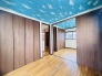 大きな開口部から明るい光が差し込む、日中の室内の明るさがこの部屋の魅力です。
