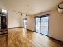大きな開口部から明るい光が差し込むリビング。日中の室内の明るさがこの部屋の魅力です。
