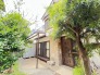 静かな住宅街に調和する、趣ある外観。豊かな植栽が日々の生活を優しく彩り、落ち着きを添えます
