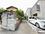 通りから入ったプライベート空間で落ち着いた雰囲気でお住いになる。敷地部分でお子様の遊ぶスペースや駐車スペースに活用できます。
