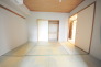 和室があるとやはりどこか心落ち着いてしまいます。客間としてもちょうど良い6帖。
※リフォーム前です。