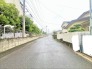 6m幅員の道路に面しておりお車の運転が苦手な方でも安心して出入りいただけます。
