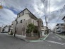 和やかな街並みに溶け込む、安心感のある佇まい
