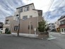 落ち着いた街並みに溶け込む、洗練された印象の佇まい。周囲の景色と調和し、穏やかな日常を予感させます
