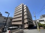 澄み渡る青空の下、穏やかな佇まい

