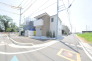 戸建てが立ち並ぶ静かな住宅街。四季折々の移り変わりを感じながら自然と楽しみ、暮らす、そんな毎日を日々の中で感じられる住環境
