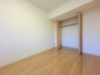 衣類の整理整頓に嬉しいクローゼット付きのお部屋。お子様のお部屋としても便利です。
