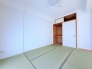 和室があるとやはりどこか心落ち着いてしまいます。客間としてもちょうど良い6帖。
