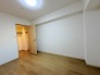 今からここを誰のお部屋にしようか、そんな洋室。大きさは6.1帖です。
