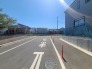 解放感のある９m幅員の道路に面しており、車通りも少なくお車の運転が苦手な方でも安心して出入りいただけます。
