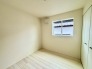 衣類の整理整頓に嬉しいクローゼット付きのお部屋。お子様のお部屋としても便利です。
