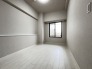 今からここを誰のお部屋にしようか、そんな洋室。大きさは5.6帖です