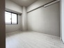 今からここを誰のお部屋にしようか、そんな洋室。大きさは4.3帖です。
