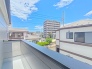 隣地のお家とはしっかり間隔が空いていて、開放感のある立地です。