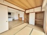 和室があるとやはりどこか心落ち着いてしまいます。客間としてもちょうど良い6帖。
