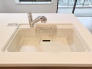 キッチンシンクには、いつでも綺麗なお水が利用できる「浄水機能付き水栓」を装備！
人工大理石のキッチンシンクは水垢が目立たず、オシャレな見た目を保つことができます。