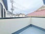 南側のお部屋から出入りできる、奥行きのあるワイドバルコニー。心地よい陽射しと暖かな風を楽しむことが出来ます。

