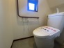 ウォシュレット機能付きのトイレ。換気のしやすい窓付きで、収納もあり実用性も兼ね備えた造り。
