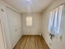 衣類の整理整頓に嬉しいクローゼット付きのお部屋。お子様のお部屋としても便利です。
