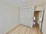 大きな開口部から明るい光が差し込む、日中の室内の明るさがこの部屋の魅力です。
