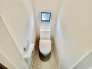 ウォシュレット機能付きのトイレ。換気のしやすい窓付きで、収納もあり実用性も兼ね備えた造り。

