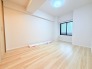 どんな家具にでも相性が良い清潔感ある白色調のクロスを採用。主張しすぎない配色、耐久性にも優れた床材は日々のメンテナンスも楽に、快適に過ごして頂けるよう考えられています。
