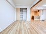 大きな開口部から明るい光が差し込む、日中の室内の明るさがこの部屋の魅力です。
