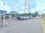 マンションの敷地内に平面駐車場あり！