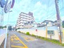 周りにはお買い物施設が多数あります。
閑静でありながら、便利な立地です。 50m