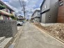 目の前の道路は車通りも少なく閑静な住宅街です。