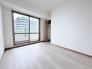 大きな開口部から明るい光が差し込む、日中の室内の明るさがこの部屋の魅力です。

