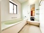 一緒にお風呂に入っている子供達の声がリビングまで聞こえてきそうな広々とした１坪バス

