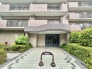 緑豊かな植栽が彩る、心地よいエントランス
