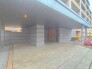 マンションの正面エントランス。
庇が広く造られており、雨の日などは便利なスポットです。