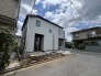 空の青さと建物のコントラストが美しく、周囲の環境とも調和する落ち着いた佇まいを感じさせます
