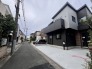 戸建てが立ち並ぶ静かな住宅街。四季折々の移り変わりを感じながら自然と楽しみ、暮らす、そんな毎日を日々の中で感じられる住環境
