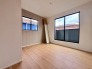 今からここを誰のお部屋にしようか、そんな洋室。大きさは5.6帖です。
