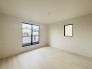 大きな開口部から明るい光が差し込む、日中の室内の明るさがこの部屋の魅力です。
