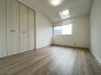 今からここを誰のお部屋にしようか、そんな洋室。大きさは約6帖です。
